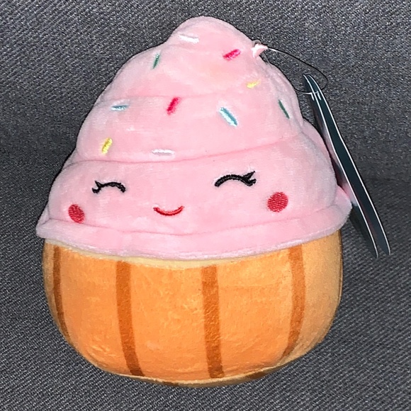 🧁 Squishmallows Diedre the Cupcake – 6” Plush – New with Tags 🧁 - Picture 1 of 11